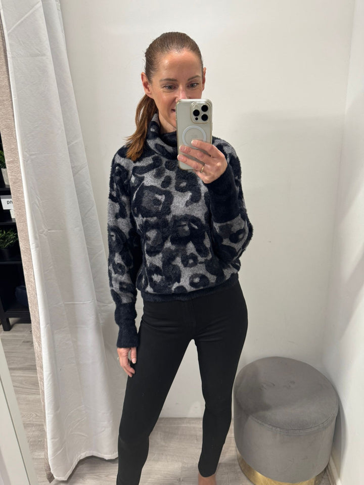 Naura Sweater - Grey Black Leopard