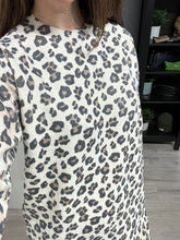 Load image into Gallery viewer, Leopard Print Longline Jumper
