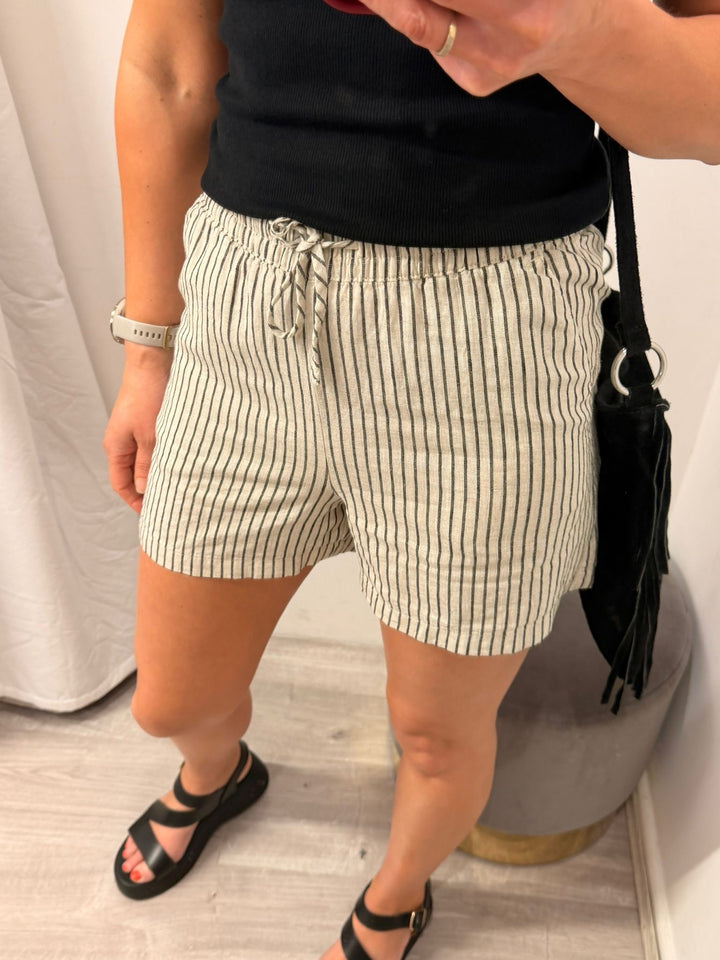 Falakka Shorts - Black Stripe