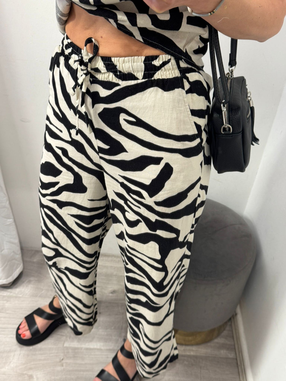 Linno Cropped Pants - Graphic Animal