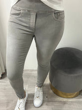 Load image into Gallery viewer, Tocada Skinny Jeans - Grey
