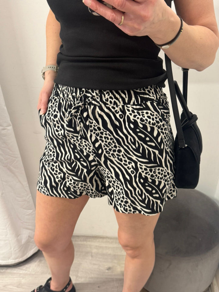 Joella Shorts - Black
