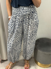 Load image into Gallery viewer, Jasmine Harem Leopard Pants - White
