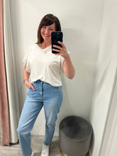 Load image into Gallery viewer, Loetta Mom Jeans
