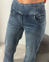 Load image into Gallery viewer, Tocada Wide Leg Jeans - Mid Wash
