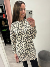 Load image into Gallery viewer, Leopard Print Longline Jumper
